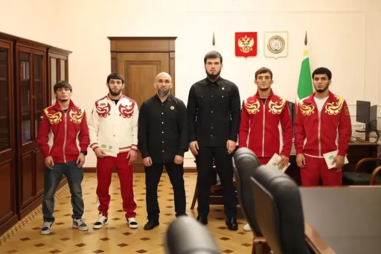 Чеченские борцы получили выплаты за три золота первенства мира