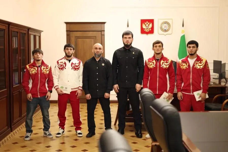 Чеченские борцы получили выплаты за три золота первенства мира