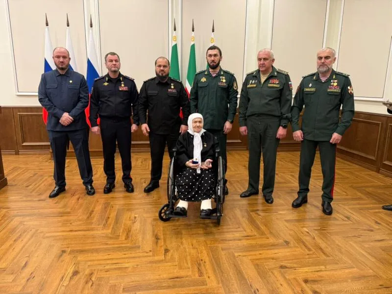 В Грозном матери погибшего офицера вручили «Золотую Звезду»