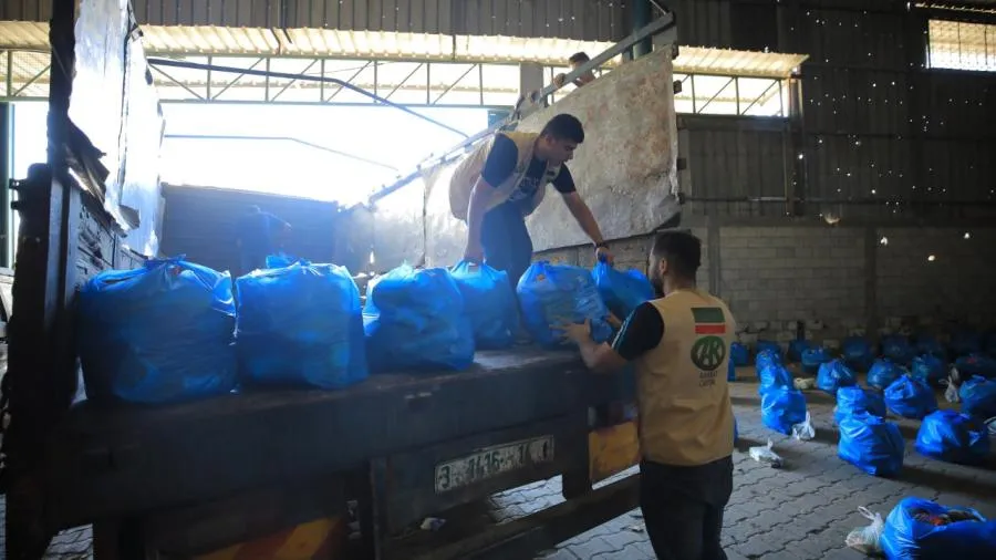 Фонд Кадырова передал продуктовую помощь 300 семьям в Палестине